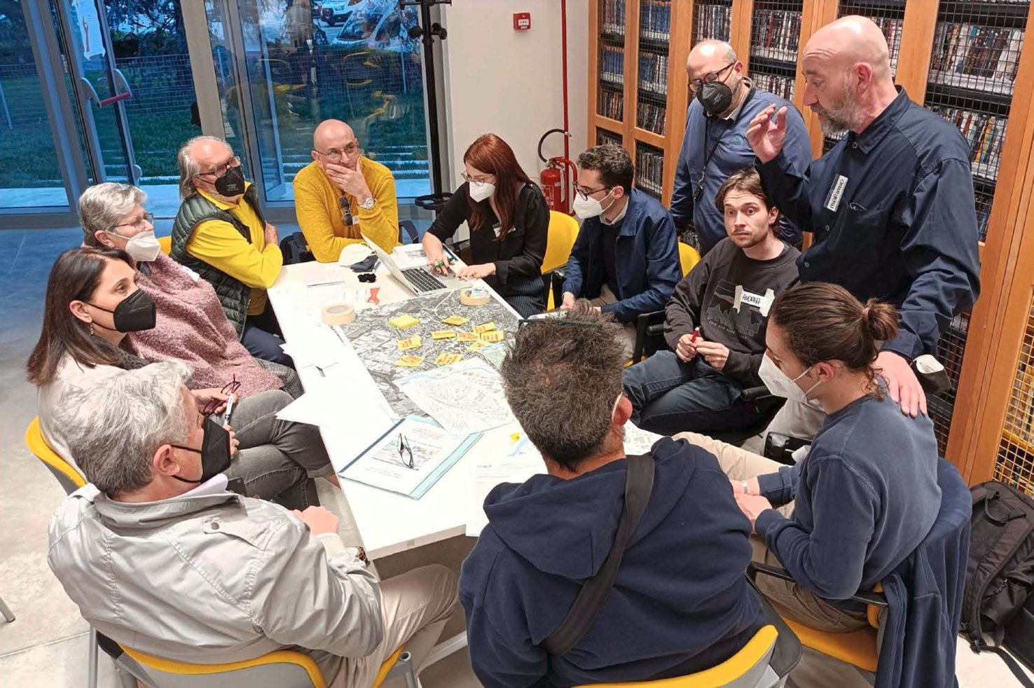 Gruppo di lavoro nella fase due del laboratorio permanente