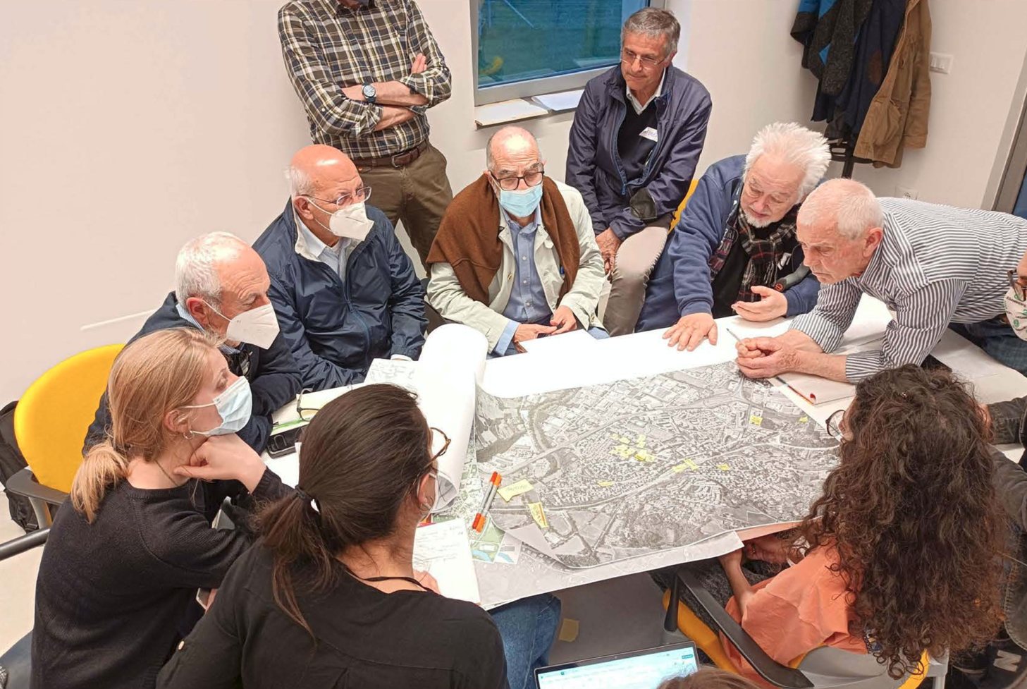 Tavolo di lavoro sulla mappa del territorio, gruppo di co-progettazione